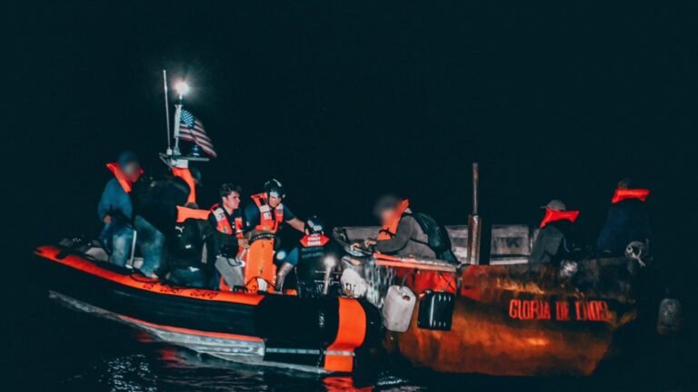 Un grupo de 16 balseros cubanos fue repatriado por la Guardia Costera de Estados Unidos (USCG) tras un intento frustrado de llegar a las costas de Florida.