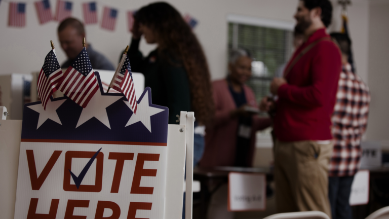 Demócratas: Reconquistar el voto hispano o enfrentar el colapso electoral