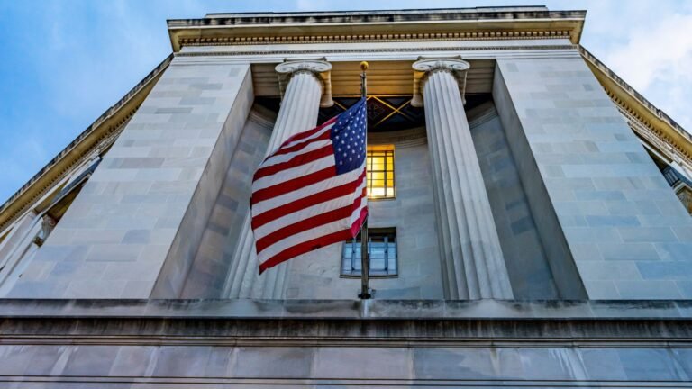 Un juez federal frena el cierre del Departamento de Educación impulsado por Trump